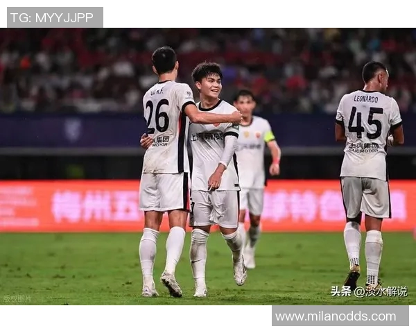 青岛海牛与上海海港激战正酣2025中超联赛第27轮精彩回顾