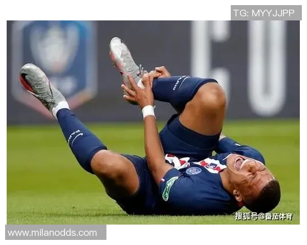 姆巴佩脚踝受伤后仍坚持为国家队出战再度扭伤引发关注