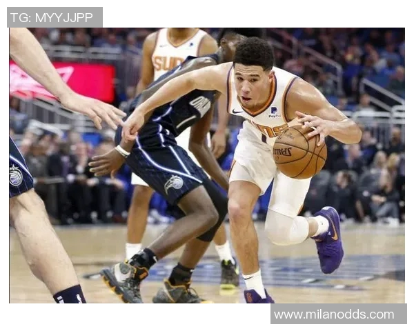 布克半场表现出色11投5中斩获17分4助攻三分球命中率高达667 布克半场表现出色11投5中斩获17分4助攻三分球命中率高达667