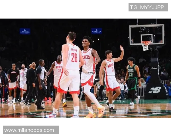 火箭队今日训练精彩瞬间KD与阿门击掌庆祝奥科吉上演霸气暴扣